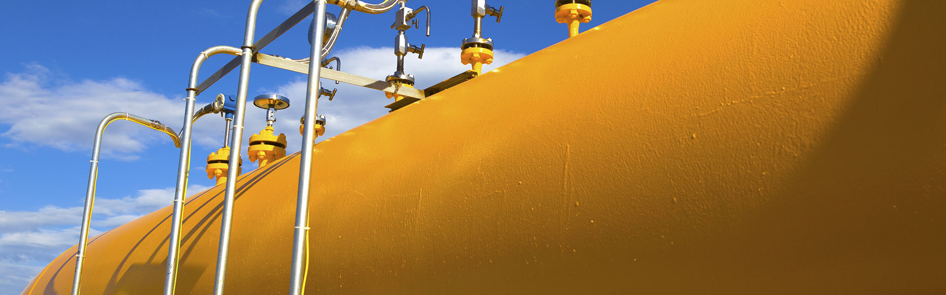 Polyurea pipeline coating