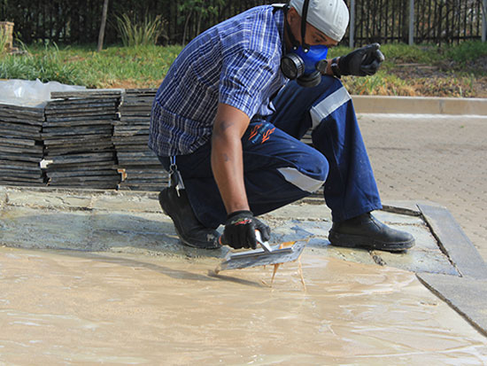 Self levelling scratch coat